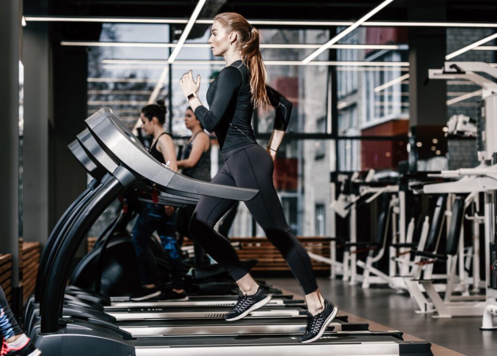 athletic-girl-dressed-black-sportswear-running-treadmill-modern-gym 