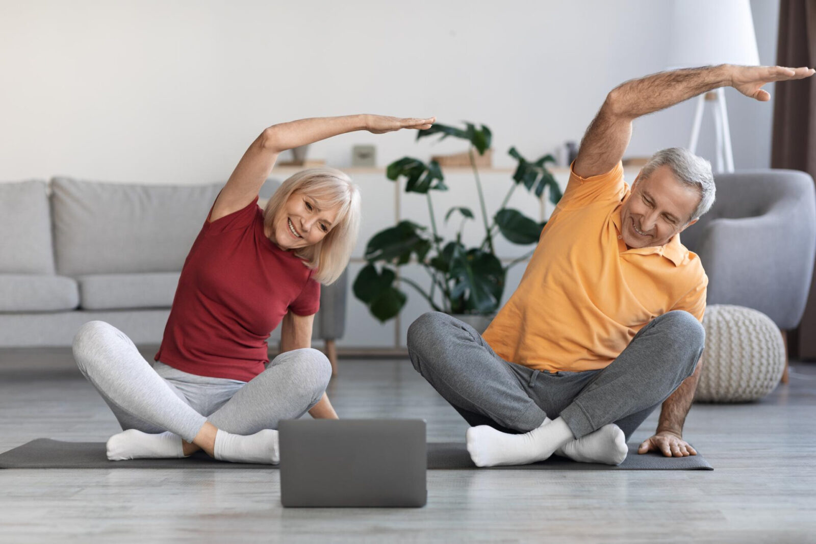 sporty senior spouses training home using computer