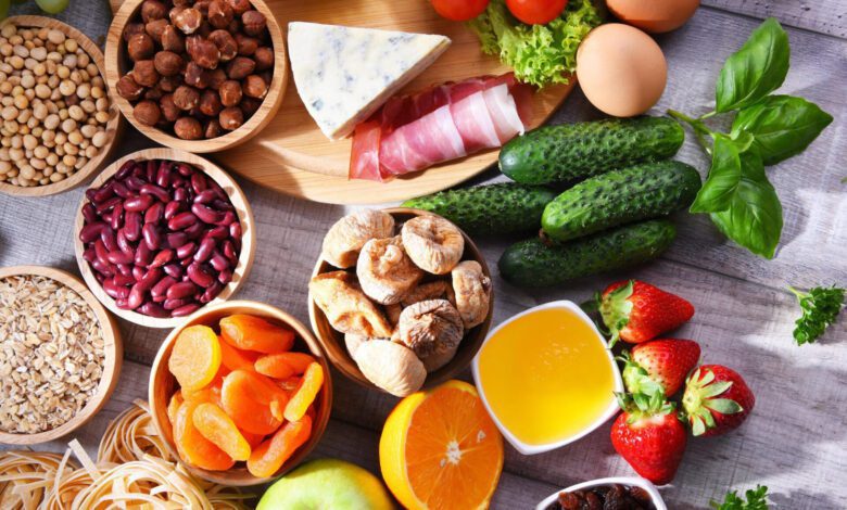 An image of a vibrant selection of healthy superfoods, including a variety of fresh vegetables, fruits, and plant based options, representing the core principles of the Metabolic Confusion Diet.